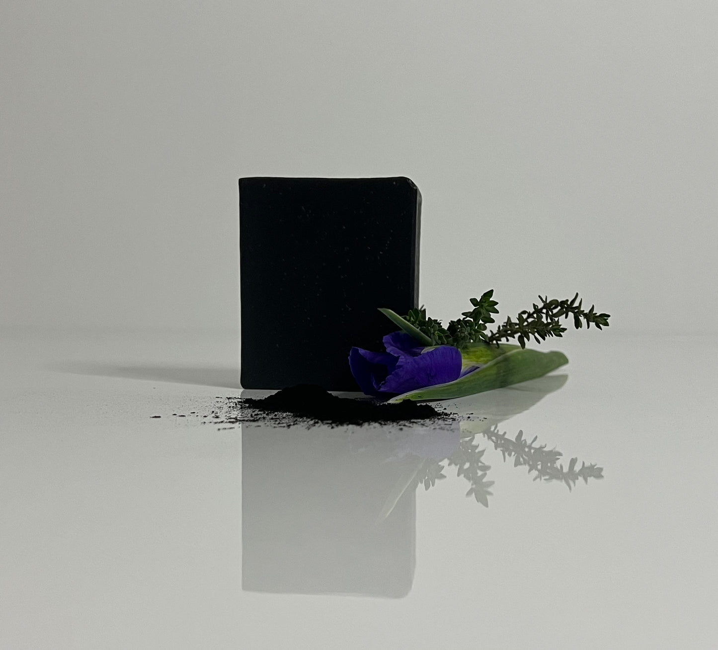 4M Naturkosmetik Aktivkohle Seife mit Thymian und Salbei