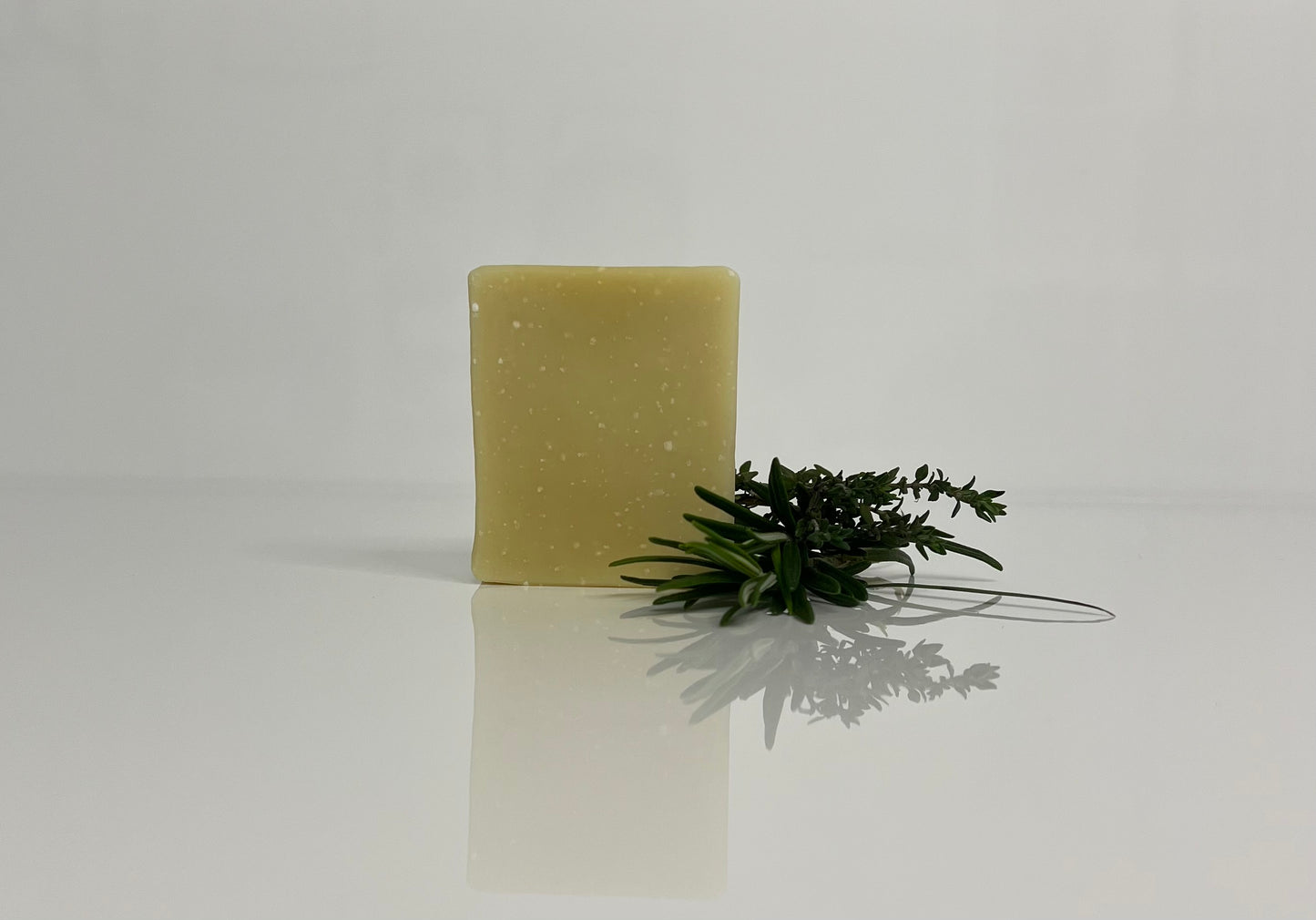 4M Naturkosmetik Haarseife Festes Biershampoo mit Avocadoöl und Rizinusöl